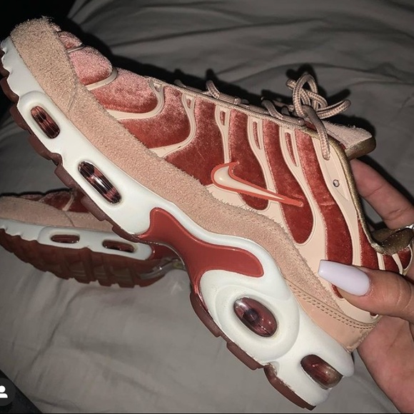 red velvet air max plus
